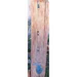 Orgonite - Fée bleue Pour faire rentrer les bonnes énergies chez soi. Voici une fée orgonite composée de différents minéraux apatite, cristal de roche, larimar et de métaux. Et sur le câble calcedoine, angelite, lapis-lazuli, agate, aigue-marine, apatite et , cristaux Swarovski. Fée de 17cm × 9cm Longueur câble et fée 60 cm environ pièce unique- fait main 