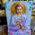 Orgonite - Bouddha blanc constitué de différents minéraux. Une orgonite pour apporter le calme, le zen. Idéal pour la méditation. Pièce unique fait main