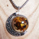 pendentif orgonite lunaire oeil de tigre