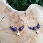 boucles d'oreilles creoles en charoite avec une etoile pendante et des cristaux de Swarovski bleu