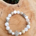 bracelet renouveau dans l'amour infini bracelet en pierres de howlite, pierre chrysanthème et pierre de lune