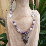 parure composée d'un collier en quartz rose, amethyste et d'une fée. et d'une paire de boucle d'oreilles pendantes