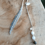 marque page avec une plume en métal et 3 pierres de 8mm labradorite, pierre de lune et sélenite