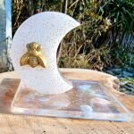 Orgonite lune faite en différents minéraux pour vous apporter de la douceur à vos nuits. L'orgonite lune vous aide aussi à vous reconnecter à votre féminin sacré. L'abeille symbole d'unicité, de partage. Vous aide à trouver votre chemin en vous.- L'alvéole des minéraux