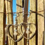 Boucles d'oreilles cœur métal avec des labradorites et un cristal de Swarovski. La labradorite apporte la protection. une jolie paire de boucles d'oreilles tendance et lumineuse- L 'alvéole des minéraux