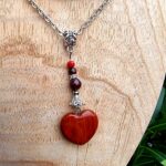 Pendentif cœur jaspe avec des grenats. Un pendentif pour fêter l'amour, tout en restant ancré et en gardant la force -L'alvéole des minéraux