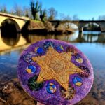 Plateau énergétique orgonite Metatron représenté aux couleurs spirituelles, peint à la main il est rempli de différents minéraux pour energiser votre lieu de vie mais aussi vos bijoux lithothérapie, vos pierres, vos huiles essentielles, vos aliments Pour les adeptes de la méditation il peut être un très bon compagnon ! 24cm de diamètre 1cm de haut Pièce unique, envie d’une orgonite personnalisée ? Contactez moi