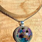 Pendentif orgonite charoite. Orgonite composée de charoite et d'apatite. Un pendentif anti stress, spirituel - L'alvéole des minéraux