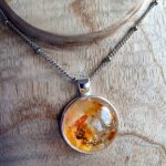 Pendentif orgonite citrine et ambre pour un depart ou un renouveau tout en lumière, abondance- orgonite composée de citrine et d'ambre -L'alvéole des minéraux