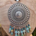 Pendentif solaire amazonite qui peut être mis en sautoir. Il est composé d'amazonite de différents gisements , de chrysoprase et d'apatite. Il vous donnera la force et le pouvoir d'être centré dans vos projets de vie. Mais aussi de trouver les bons mots pour vous exprimer. Et de rester dans la joie entouré de belles onde positives.- L'alvéole des minéraux