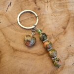 Porte clé unakite un atout pour débloquer le passé et repartir à zéro. le cadeau idéal pour un nouveau départ. toutes les infos sur le site. - L'alvéole des minéraux