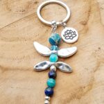 Porte clé libellule lapis lazuli avec une pierre en jaspe océan et amazonite. un joli porte clé libellule lapis lazuli pour l’équilibre émotionnel, la joie, la communication, l’harmonie !