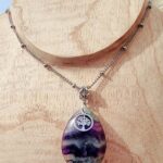Pendentif fluorite arbre de vie pour être connecté à tout notre être, bien ancré en toute sérénite. Modèle unique de part ses reflets.