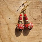 Boucles d'oreilles indonésienne en perles indonésiennes fait main et en jaspe rouge. une jolie paire élégante pour égayer vos tenues tout en profitant des vertus du jaspe.