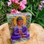 Orgonite Bouddha violet Orgonite Bouddha violet est idéale pour rehausser le taux vibratoire de votre pièce (chambre, bureau...) Elle est composée de minéraux spirituels : améthyste, sodalite, cyanite, obsidienne neige, unakite. Modèle unique fait main. Etant diplômée en géobiologie il a été réalisé par mes soins dans les règles Il a bénéficié d’un environnement énergétique de hautes vibrations et de mes énergies Il vous sera utile pour relever le taux vibratoire d’une de vos pièces Pour les adeptes de la méditation, il peut être un très bon compagnon ! Bouddha vous apportera de la sérénité dans votre pièce Bouddha de 8×6×3cm