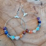 Créoles 7 chakras en jaspe, cornaline, citrine, amazonite, topaze, lapis lazuli, améthyste. pour être bien aligné dans son corps et son être