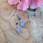 Boucles d'oreilles coeur amethyste composées de coeur en améthyste de 10mm et de perles d'amazonite en 4 mm et de lapis lazzuli en 4 mm.