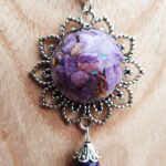 Pendentif orgonite charoite composé d'une orgonite charoite et d'une pierre de 10mm. pendentif spirituel et anti-stress.