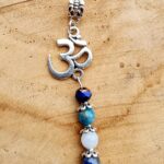 Pendentif Om lapis composé de 3 pierres de 6mm