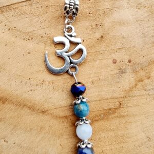 Pendentif Om lapis composé de 3 pierres de 6mm