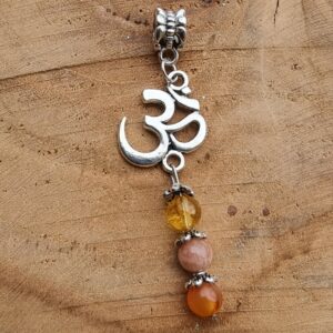 Pendentif Om cornaline composé de 3 pierres de 6 mm en cornaline, pierre du soleil et quartz rutilé