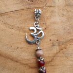 Pendentif Om grenat composé de 3 pierres en 6 mm en grenat, pierre du soleil et tourmaline melon d'eau