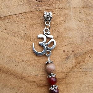 Pendentif Om grenat composé de 3 pierres en 6 mm en grenat, pierre du soleil et tourmaline melon d'eau