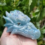 Dragon azuria Dragon azuria est une création unique fait main par mes soins. Chaque dragon est une orgonite composé de minéraux et de métaux