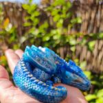 Dragon portant le prénom de Brusia qui est relié à une cascade en Italie . Connecté à l'eau, ce dragon vous aidera dans vos méditations, vos communications afin d'y trouver plus de fluidité.