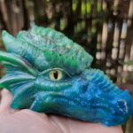 Dragon Merula est une création unique fait main par mes soins. Chaque dragon est une orgonite composé de minéraux et de métaux.