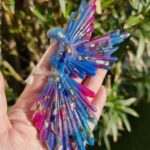 Fée galaxie orgonite est une création unique réalisée en canalisation. Elle se nomme Lerrea, elle vient du fleuve Lerre dont l'embouchure se situe au Mont St Michel, un lieu spirituel à haut taux vibratoire où la voie lactée est alignée. 