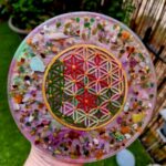 Fleur de vie florale est une création unique en orgonite composée de minéraux magnétisés. Fleur de vie peinte à la main dans un environnement vibratoire