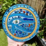 Oeil d'horus orgonite est une création unique vibratoire réalisée dans un lieu énergétique. Il est composé de sodalite lapis lazuli jaspe rouge oeil de tigre 