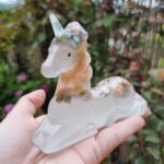 Licorne orgonite fit main composé de différents mineraux