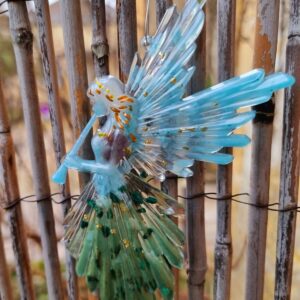 la fée Emea est une création unique composée d'aventurine, malachite, larimar, aigue marine, jaspe rouge et amazonite. Cette fée au couleur de notre planète est là pour vous relier à la nature tout en vous libérant des chagrins de votre coeur.