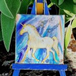 Tableau énergétique licorne sacrée 7x7 cm en relief avec pierre de lune et cristal de roche